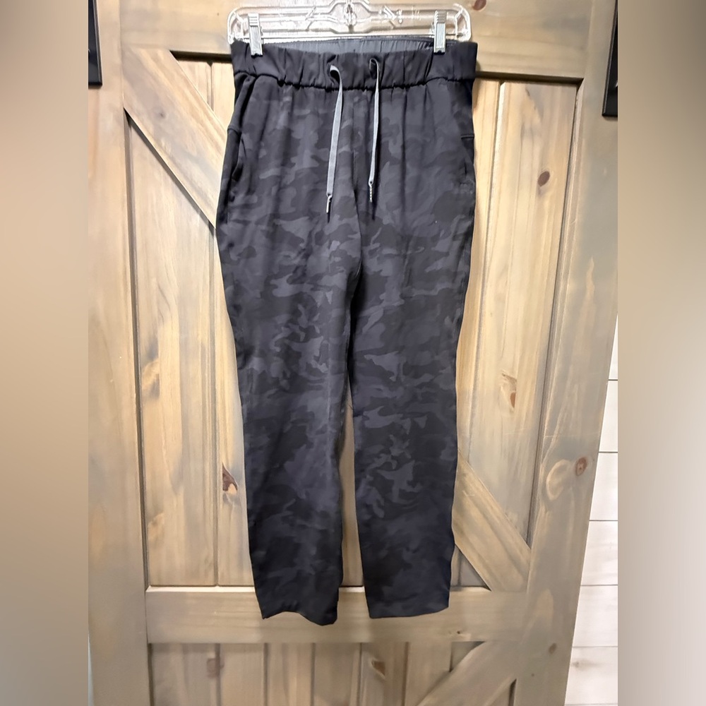 Woman’s Lululemon Camo Keep Moving Stretch Pants Sz 4